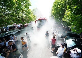 Aficionados del Salamanca UDS en el recibimiento al bus del equipo el pasado mes de junio en la fase de ascenso.