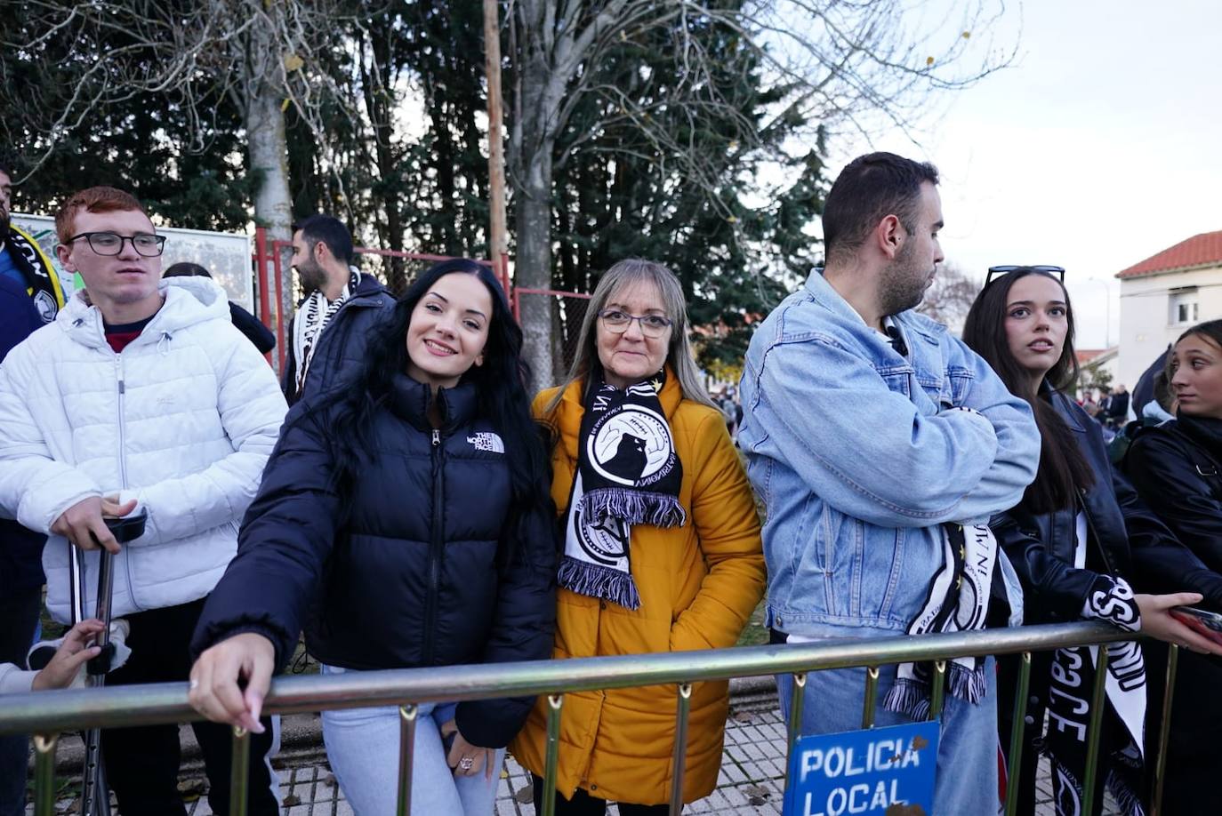 Todas las imágenes del espectacular recibimiento a Unionistas a su llegada al Reina Sofía