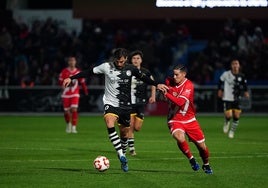 Carlos de la Nava y James Rodríguez pelean por el balón en el duelo de este miércoles.