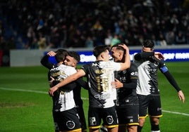 Los jugadores de Unionistas celebran uno de los goles marcados ante el Rayo Vallecano.