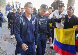 James, llegando al hotel en Salamanca sin pararse con los aficionados colombianos que reclamaban su atención.