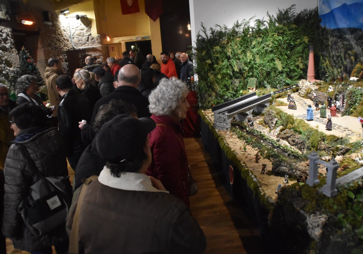 Béjar presume de tradición belenística en la muestra de la Hermandad de Jesús Nazareno