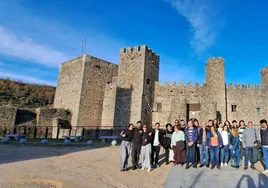 El grupo, junto al castillo de San Vicente de Montemayor del Río