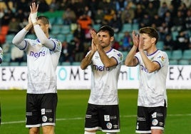 Alvarito, entre Casado y Cristeto en los instantes previos al duelo frente al Celta.