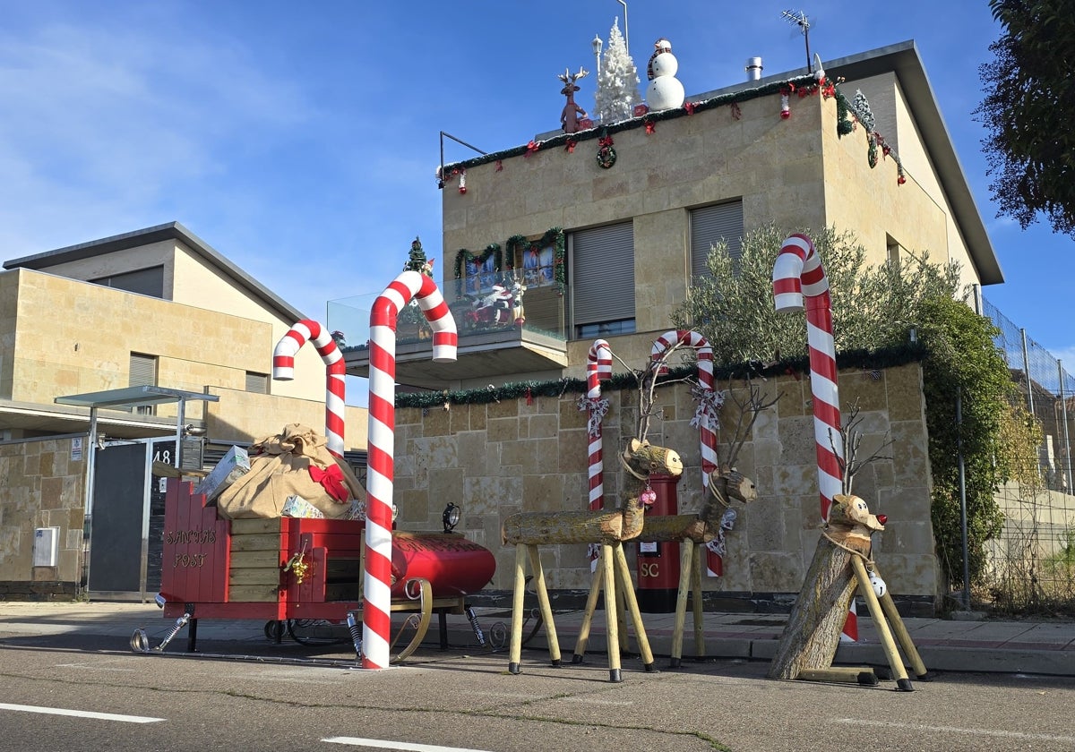 Este año, los renos hechos con madera y las farolas con forma de bastoncillo navideño, son las novedades.