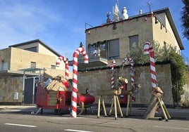 Este año, los renos hechos con madera y las farolas con forma de bastoncillo navideño, son las novedades.