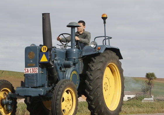 Ángel Escribano, con su tractor histórico.