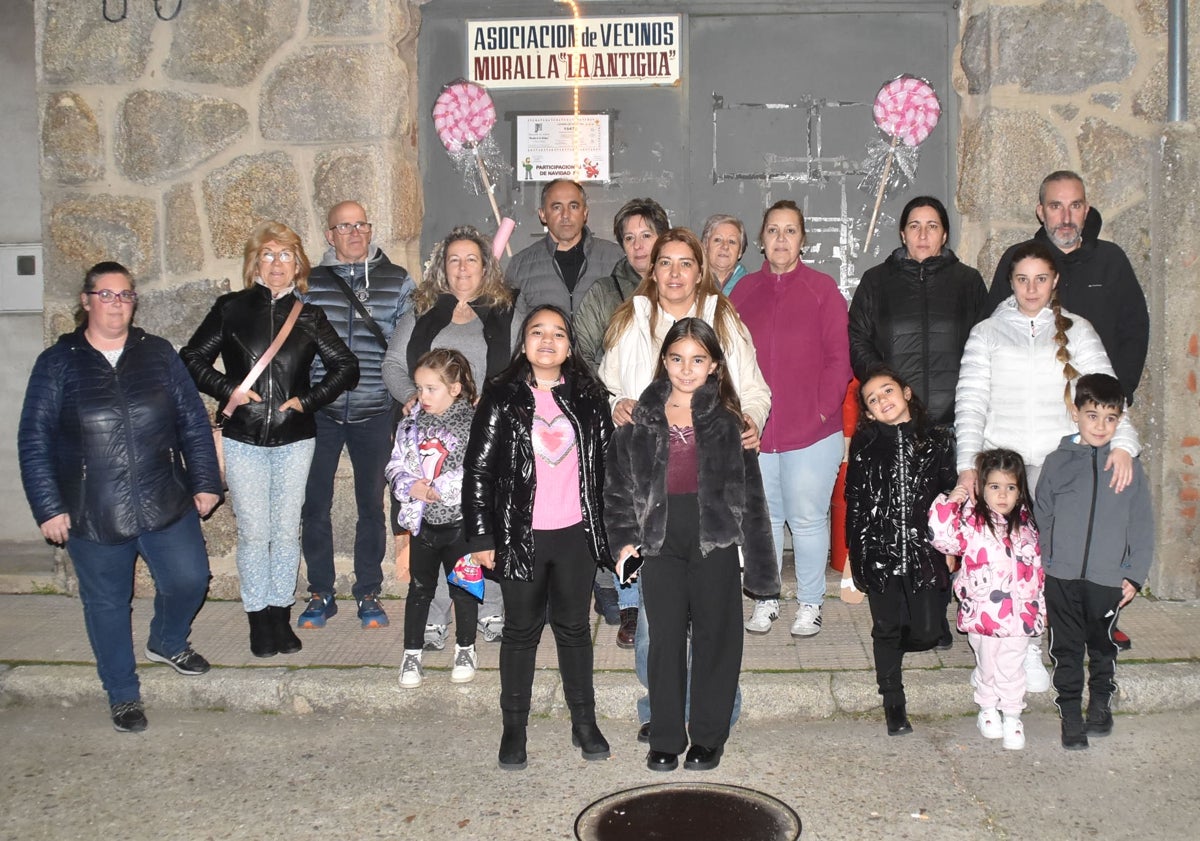 Imagen principal - Imagen de integrantes de la asociación de La Antigua y de la celebración para el encendido de la iluminación navideña.