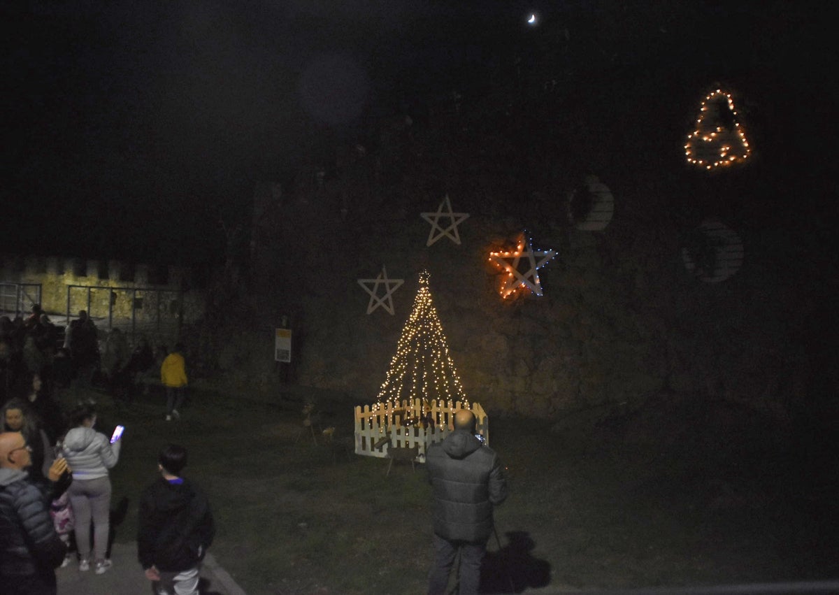 Imagen secundaria 1 - Imagen de integrantes de la asociación de La Antigua y de la celebración para el encendido de la iluminación navideña.