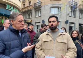 El presidente provincial del Partido Popular, Carlos García Carbayo, y el presidente de Nuevas Juventudes de Salamanca, Ángel Porras, en El Liceo con motivo del Día de la Constitución Española.