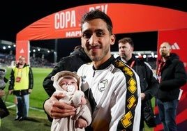 Álvaro, con su hijo Marco, el miércoles en el Reina Sofía.