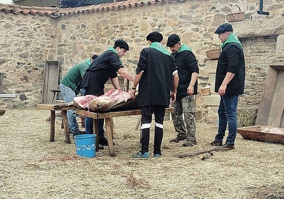 Despiece del marrano en El Cabaco