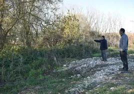 Dos de los agricultores de Santa Teresa afectados por las roturas de las defensas del cauce del río.