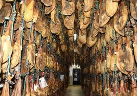 Piezas colgadas en la bodega de una industria de Guijuelo.