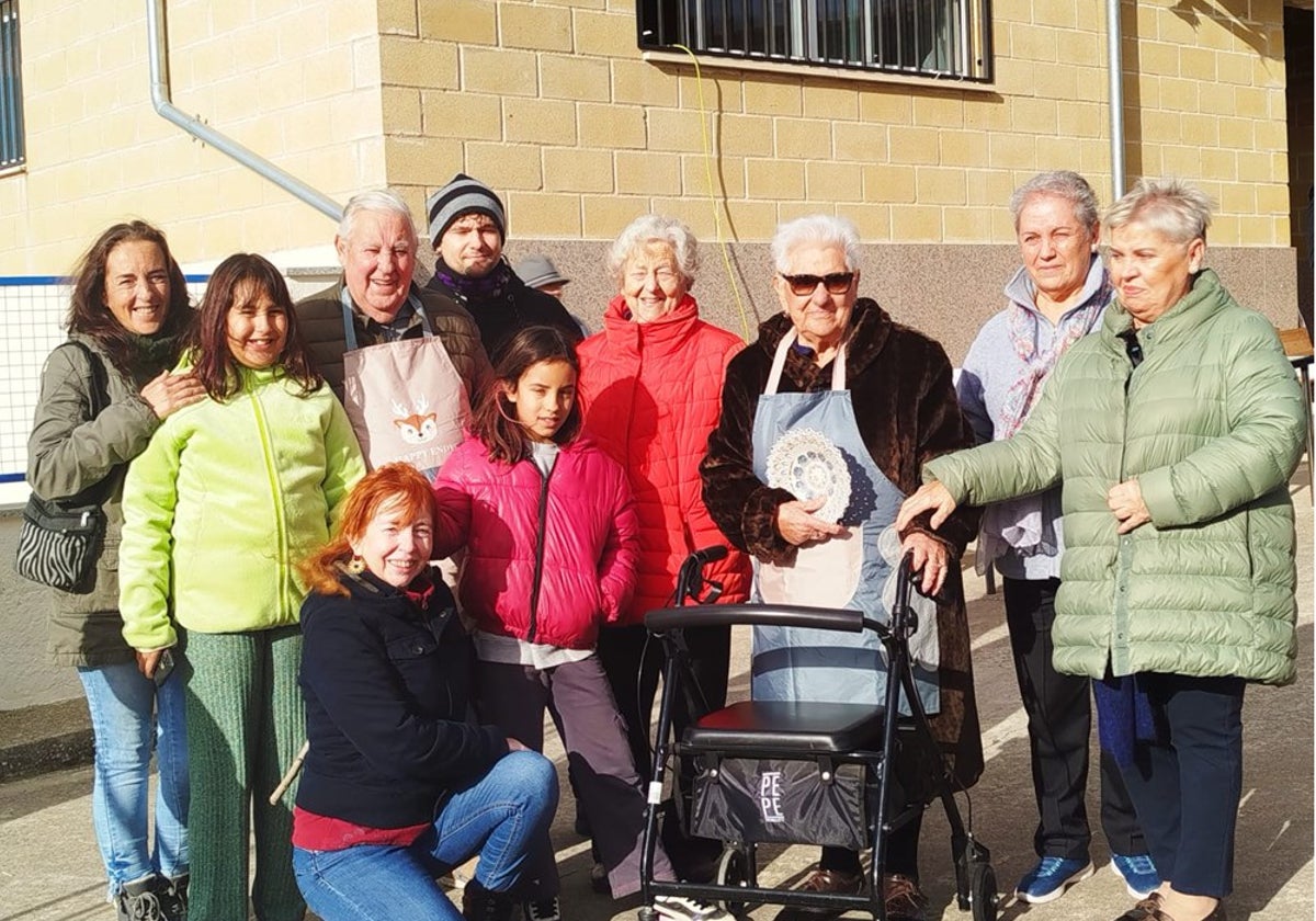 Reconocimiento a los mayores de Coca de Alba en la fiesta de la matanza tradicional