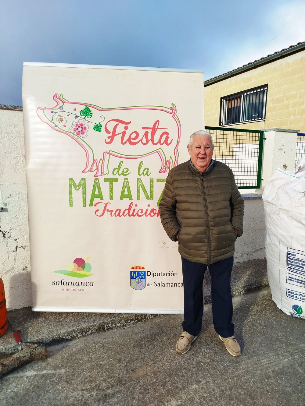 Reconocimiento a los mayores de Coca de Alba en la fiesta de la matanza tradicional