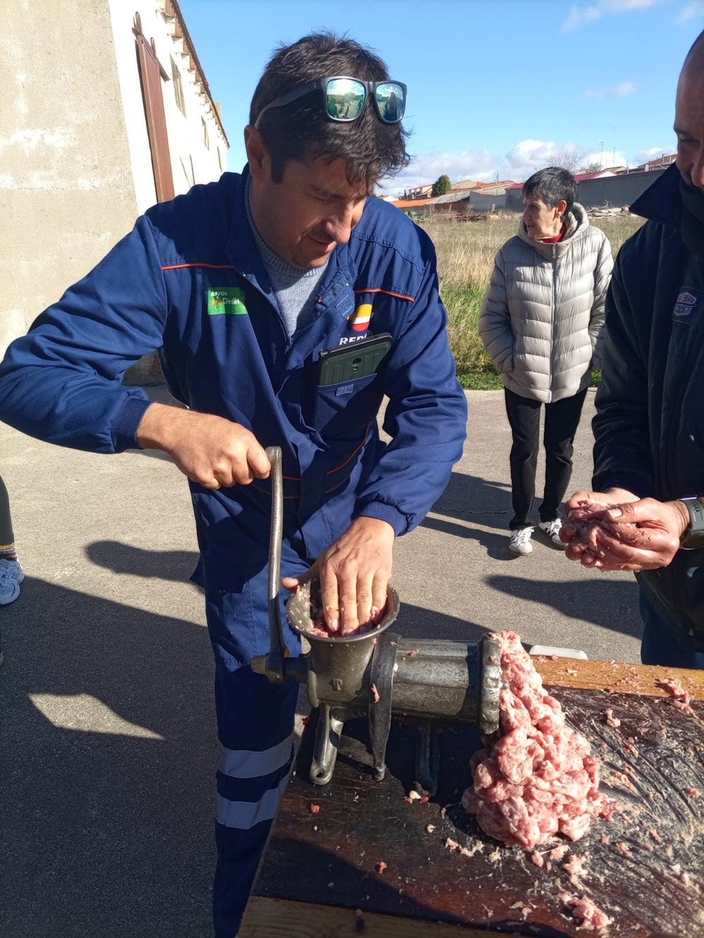 Reconocimiento a los mayores de Coca de Alba en la fiesta de la matanza tradicional