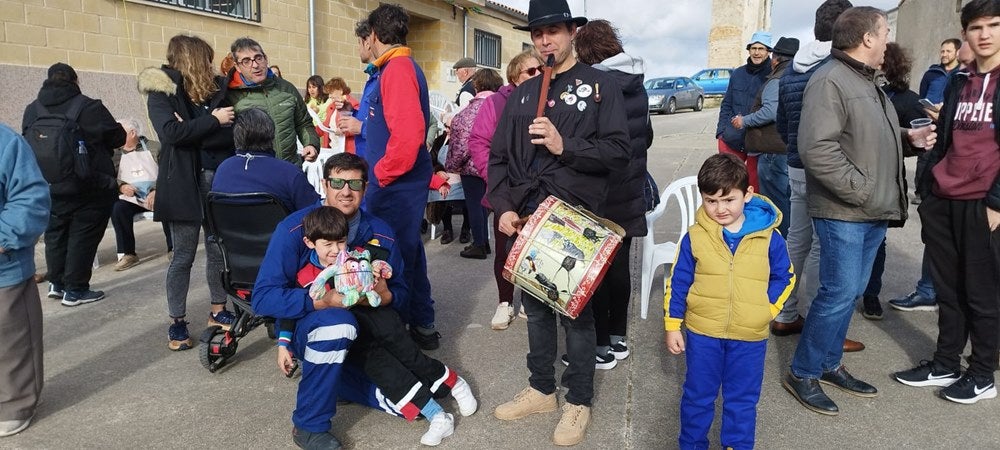 Reconocimiento a los mayores de Coca de Alba en la fiesta de la matanza tradicional