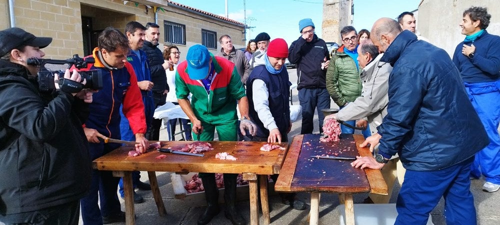 Reconocimiento a los mayores de Coca de Alba en la fiesta de la matanza tradicional