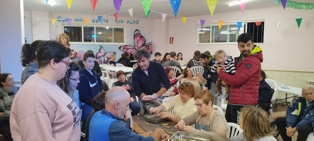 Reconocimiento a los mayores de Coca de Alba en la fiesta de la matanza tradicional