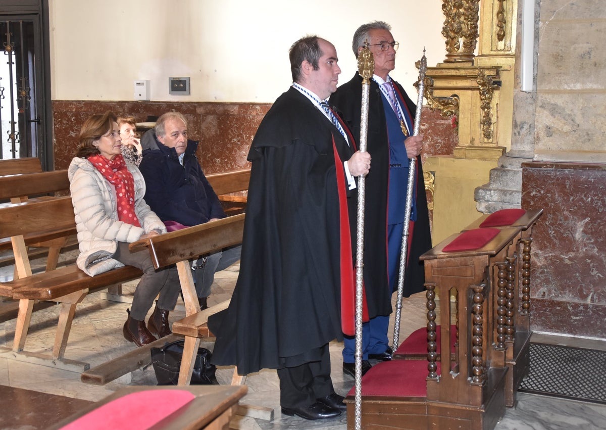 Imagen secundaria 1 - Cambio de varas e intervención del abad en el santuario de El Castañar.