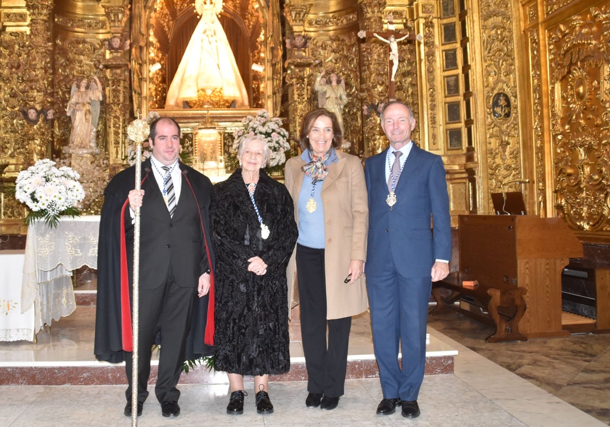 Imagen principal - Cambio de varas e intervención del abad en el santuario de El Castañar.