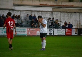 Alberto Martín se lamenta tras el penalti fallado que pudo suponer el triunfo local.