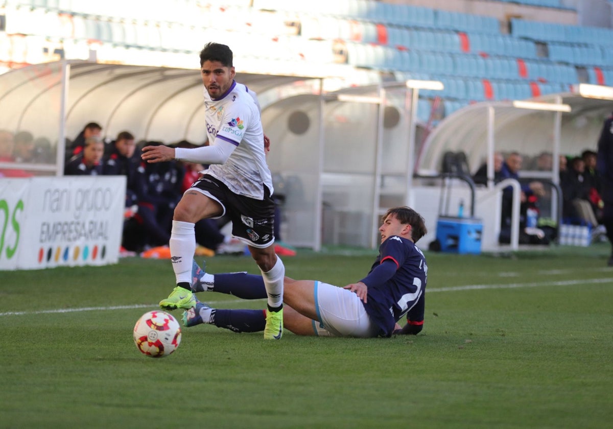 Martín Galván supera a Vidal en el encuentro de este domingo entre el Salamanca UDS y el Deportivo Fabril.