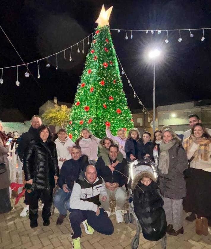 Imagen secundaria 2 - Villoruela estrena su árbol de Navidad de 5.000 garrafas de agua y marcado por la solidaridad vecinal