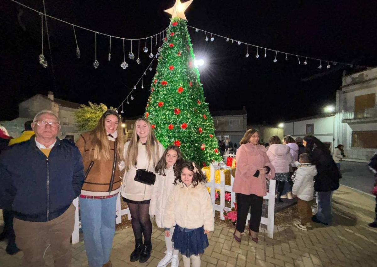 Imagen secundaria 1 - Villoruela estrena su árbol de Navidad de 5.000 garrafas de agua y marcado por la solidaridad vecinal