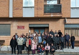 Participantes en la fiesta, a la puerta de la sede de la asociación.