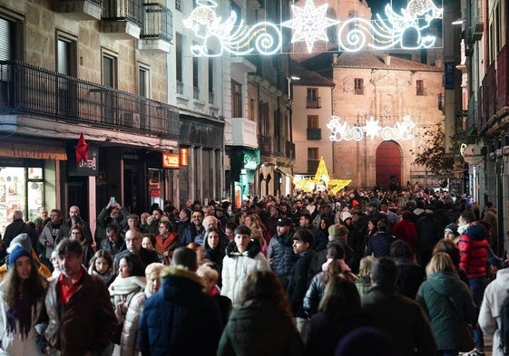 Salmantinos y turistas paseando por la Rúa sin las terrazas.