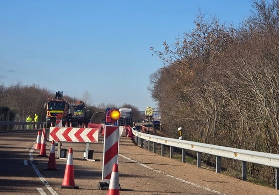 Operarios trabajando en el tramo afectado