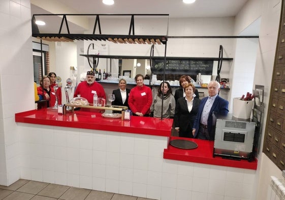 Alumnos, docente y director del programa en las instalaciones del bar del centro de ocio.