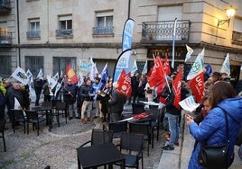 Concentración de sindicatos frente a la sede de Muface en Salamanca.