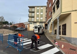 La señalización de los nuevos pasos de peatones en Alba de Tormes.