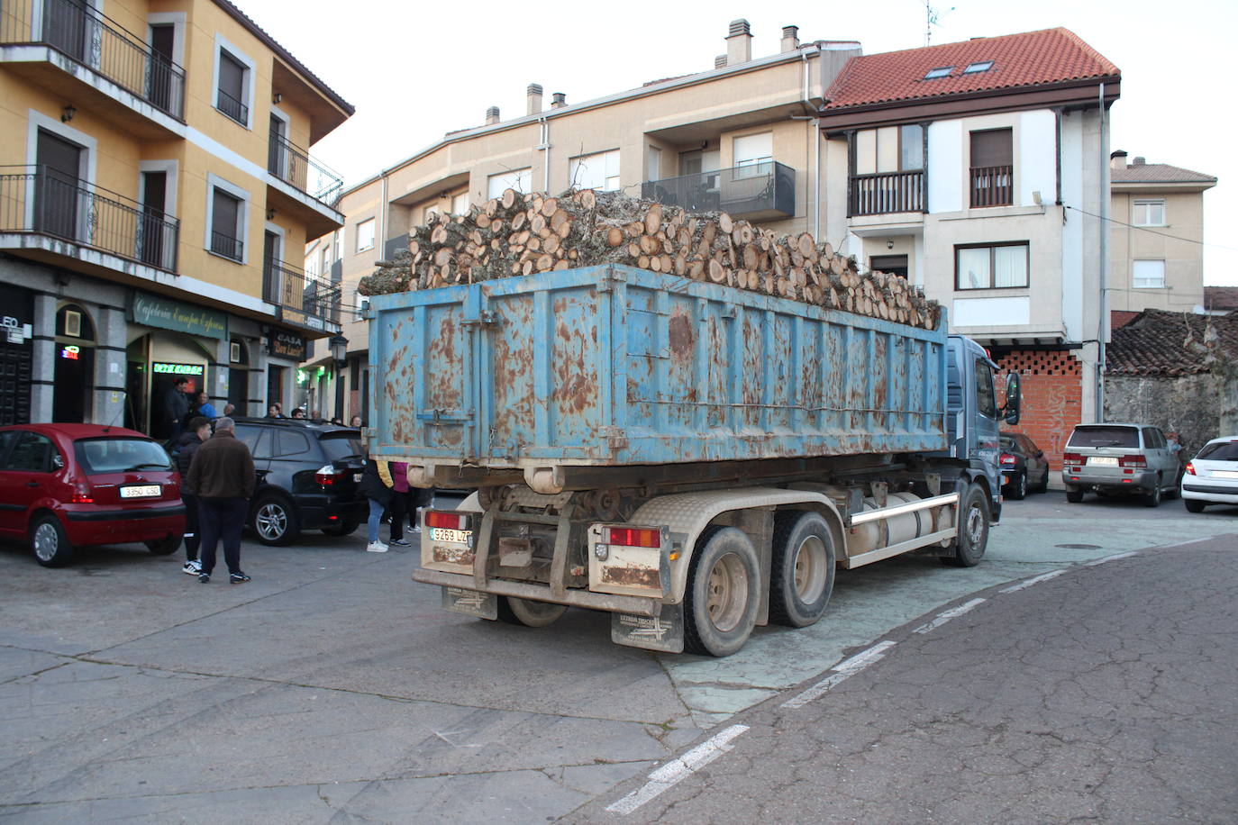 Linares de Riofrío recibe la Navidad con el árbol de los quintos