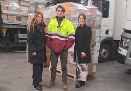 La alcaldesa, Victoria Manjón, Javier Gil de la empresa de transportes y la edil de Castellanos de Moriscos, Laura Rodríguez.