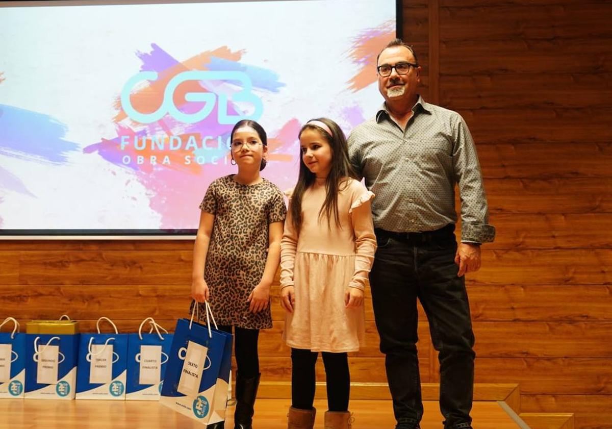 Imagen principal - Fundación CGB reconoce a las mejores narraciones de escolares sobre el Alzheimer