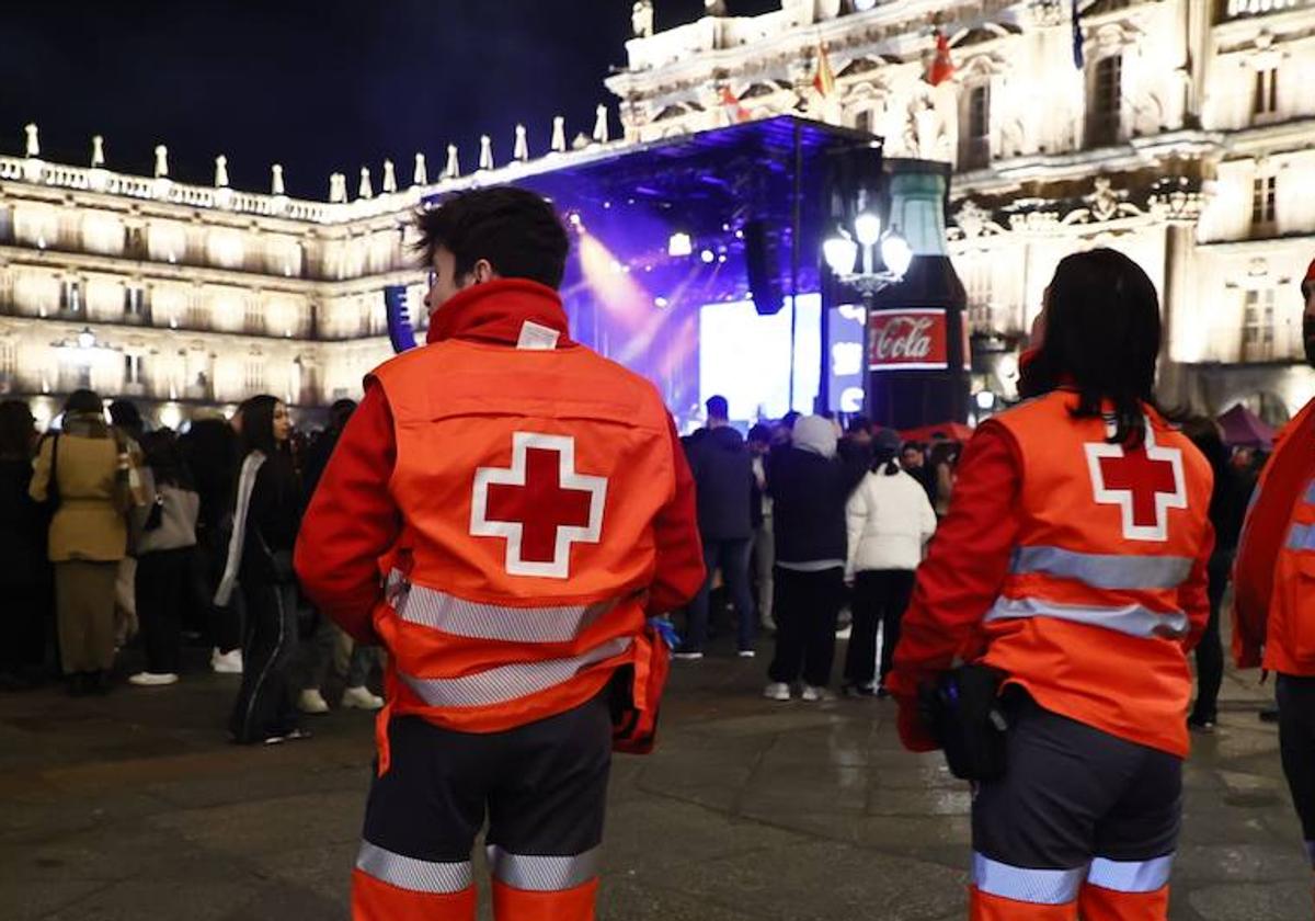 Efectivos de la Cruz Roja esta madrugada en la Plaza Mayor durante la celebración del Fin de Año Universitario.