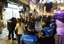 Dispositivo de la Policía Local este viernes controlando el acceso a la Plaza a través de la calle Prior.