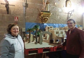 Rosario Rodero y Pepe Paniagua montan el belén en la iglesia.