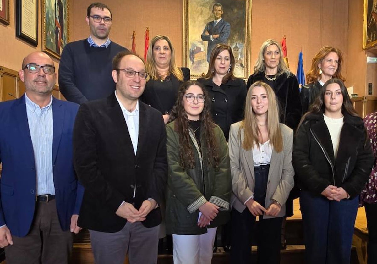 El alcalde Marcos Iglesias y concejales junto a Lorena, Vega y Alicia