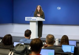 La vicesecretaria de Sanidad y Educación del PP, Ester Muñoz, durante una rueda de prensa posterior a la reunión del Comité de Dirección del Partido Popular, en la sede nacional del partido, a 2 de diciembre de 2024, en Madrid (España)