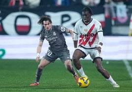 Abdul Mumin (Rayo Vallecano) y Fran García (Real Madrid) en una jugada del partido.