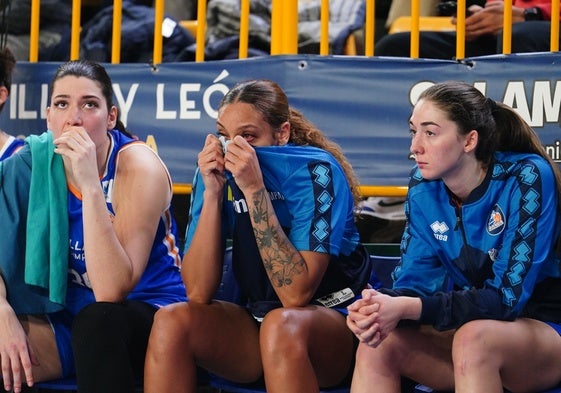 Fasoula, Herbert-Harrigan y Jankovic, en el banquillo en el partido frente al Joventut.