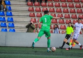 Jon Villanueva trata de despejar un balón en el choque de este domingo.