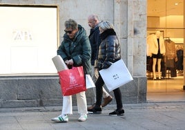 Un grupo de personas pasean por la calle Toro con bolsas después de hacer sus compras navideñas ayer.