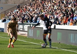 Pau Martínez en una acción por la banda izquierda en el choque de este domingo ante la Real B.