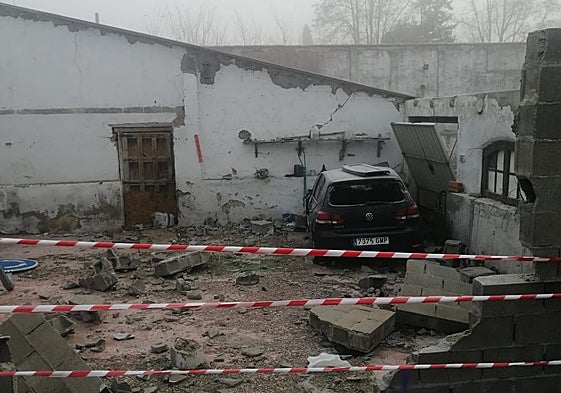 El turismo en el interior del inmueble acordonado en la carretera de Aldealengua.